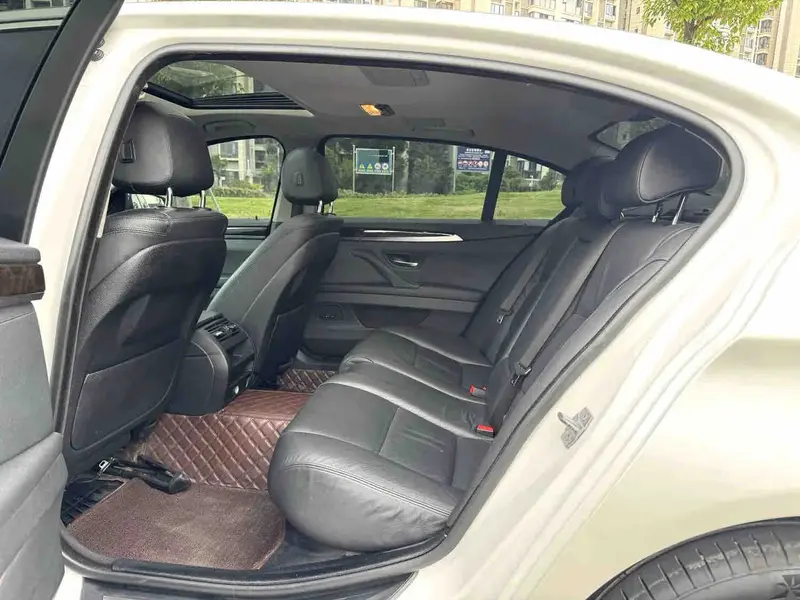 Vehicle photo 12