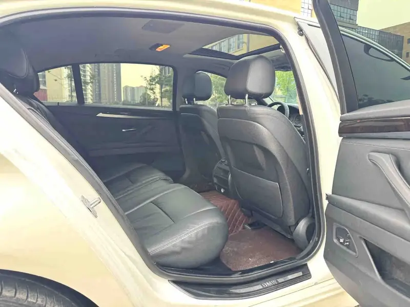 Vehicle photo 13