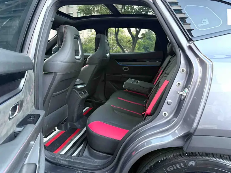 Vehicle photo 4
