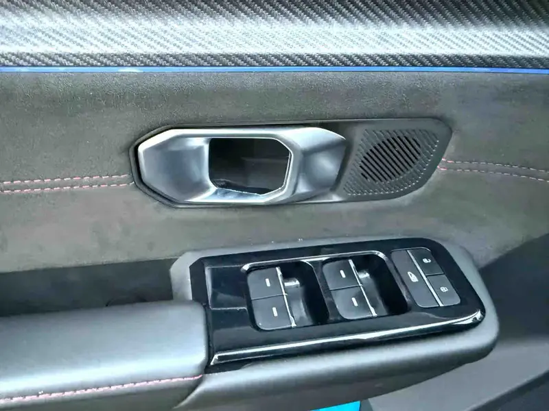 Vehicle photo 5