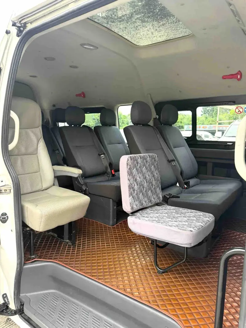 Vehicle photo 9