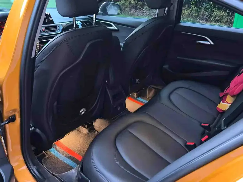 Vehicle photo 8
