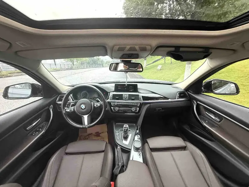 Vehicle photo 7