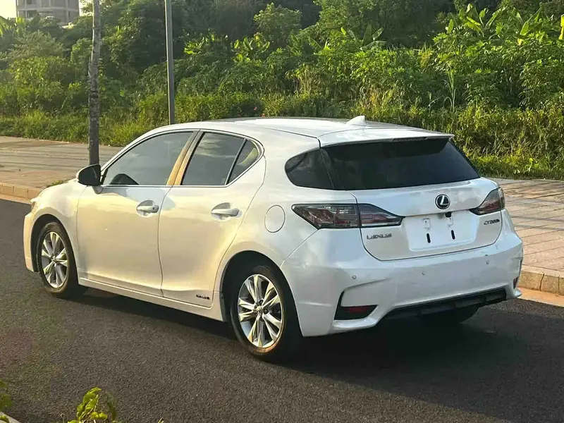 Vehicle photo 4
