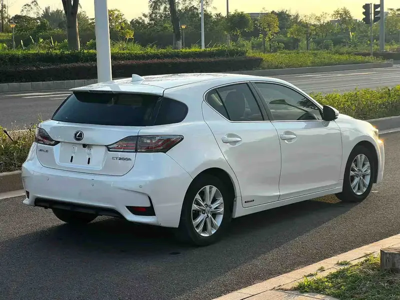 Vehicle photo 5
