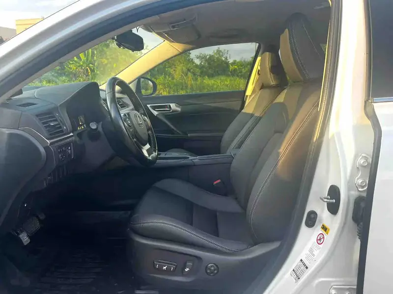 Vehicle photo 6