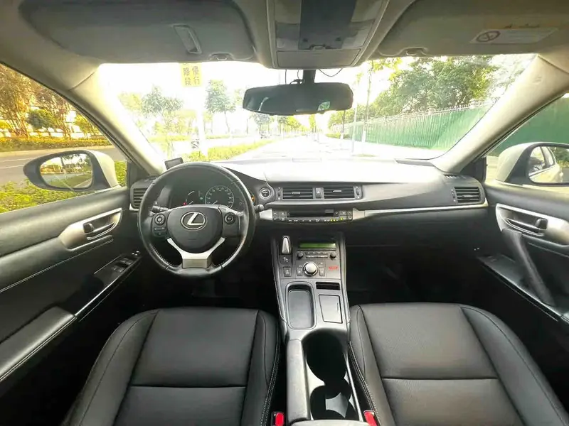 Vehicle photo 7