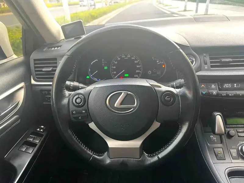 Vehicle photo 9