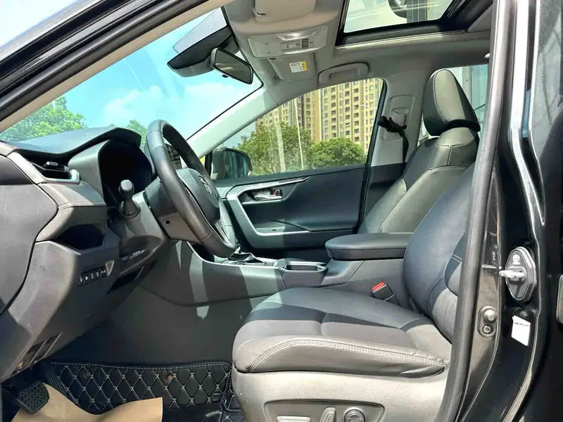 Vehicle photo 7