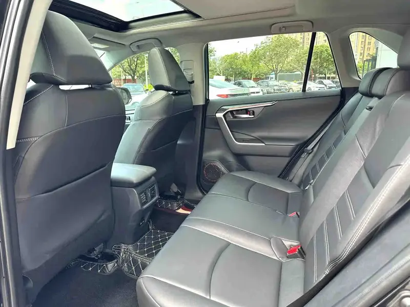 Vehicle photo 13