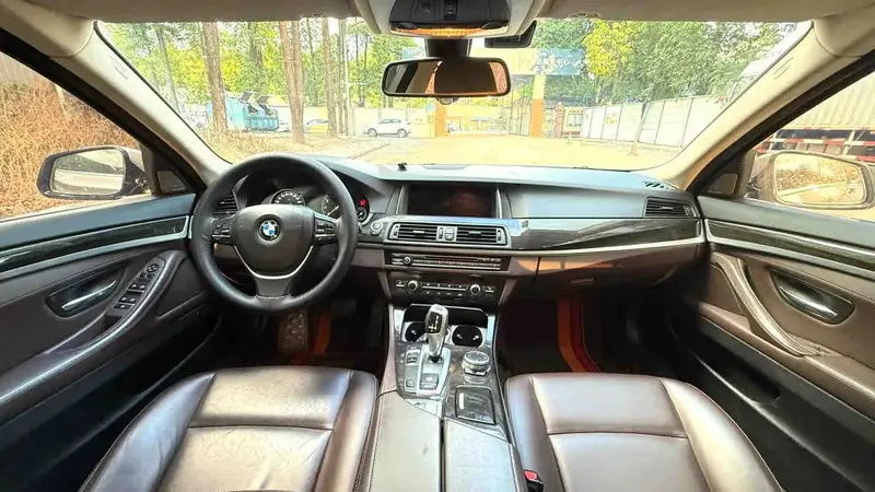 Vehicle photo 7