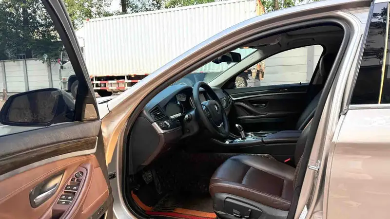 Vehicle photo 8