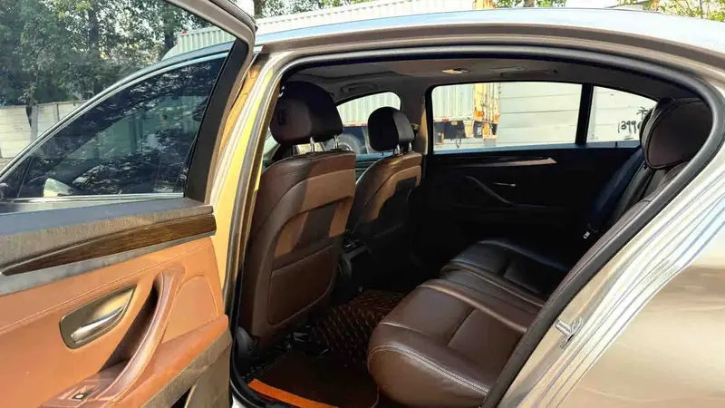 Vehicle photo 9