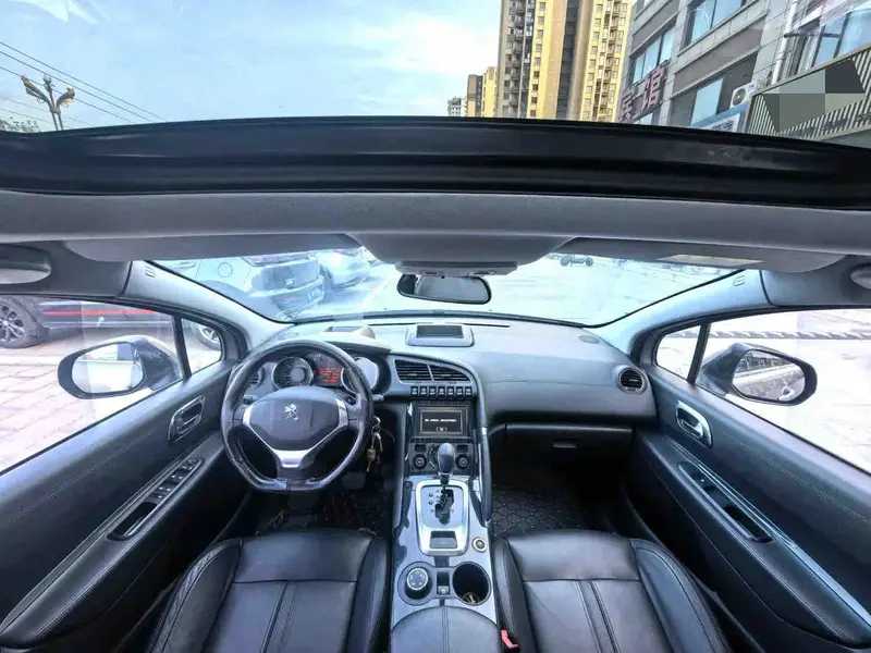 Vehicle photo 6