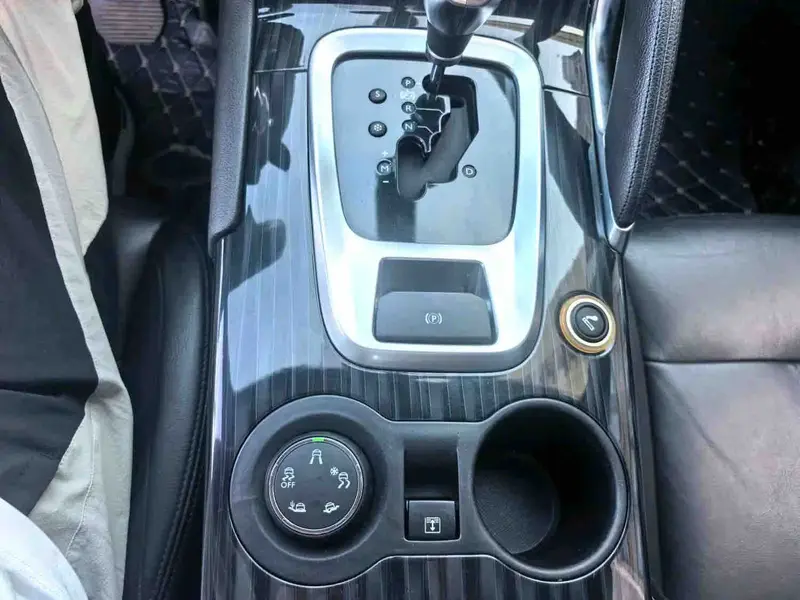 Vehicle photo 9
