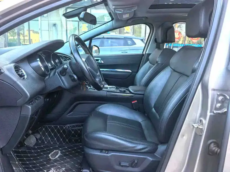 Vehicle photo 10
