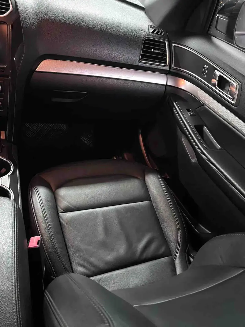 Vehicle photo 7