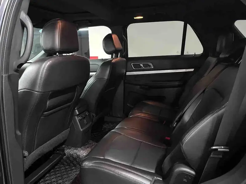 Vehicle photo 8