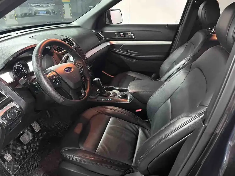 Vehicle photo 9