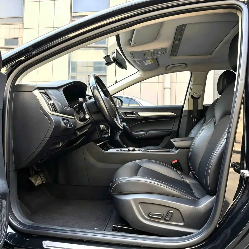 Vehicle photo 7