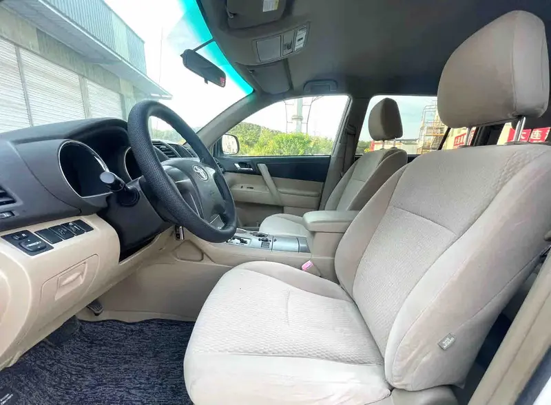 Vehicle photo 4