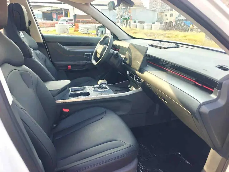 Vehicle photo 8