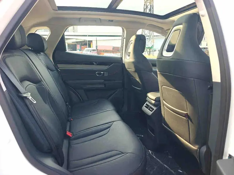 Vehicle photo 9