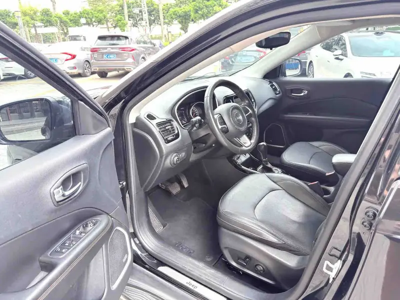 Vehicle photo 4