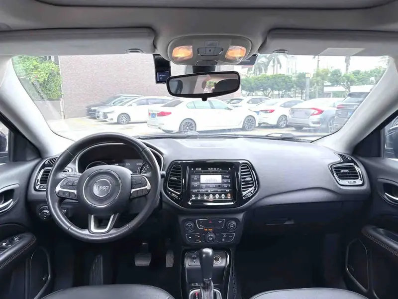 Vehicle photo 5