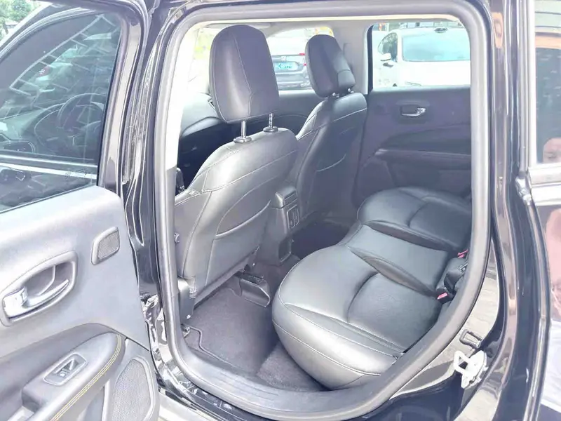 Vehicle photo 6