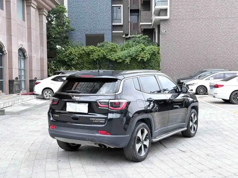 Vehicle photo 7