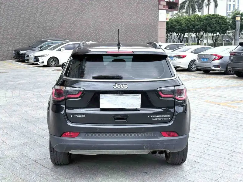 Vehicle photo 8