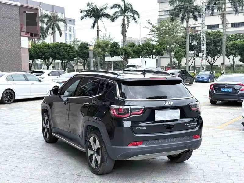 Vehicle photo 9
