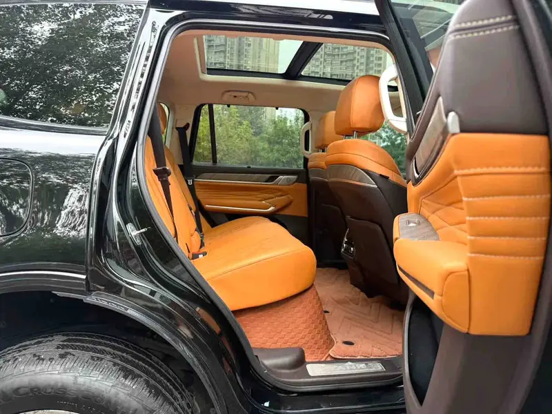 Vehicle photo 9