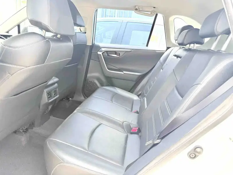 Vehicle photo 5