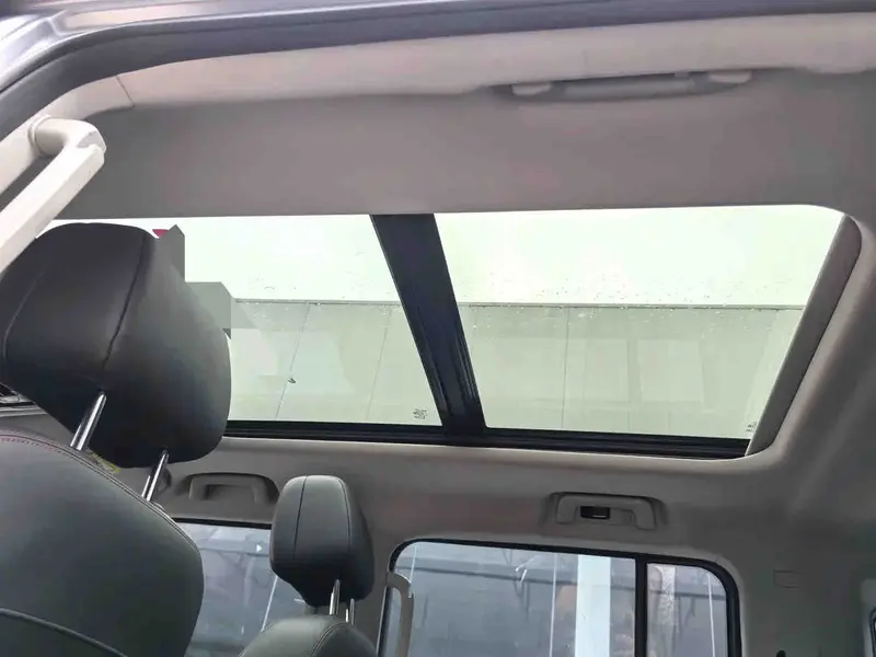 Vehicle photo 12