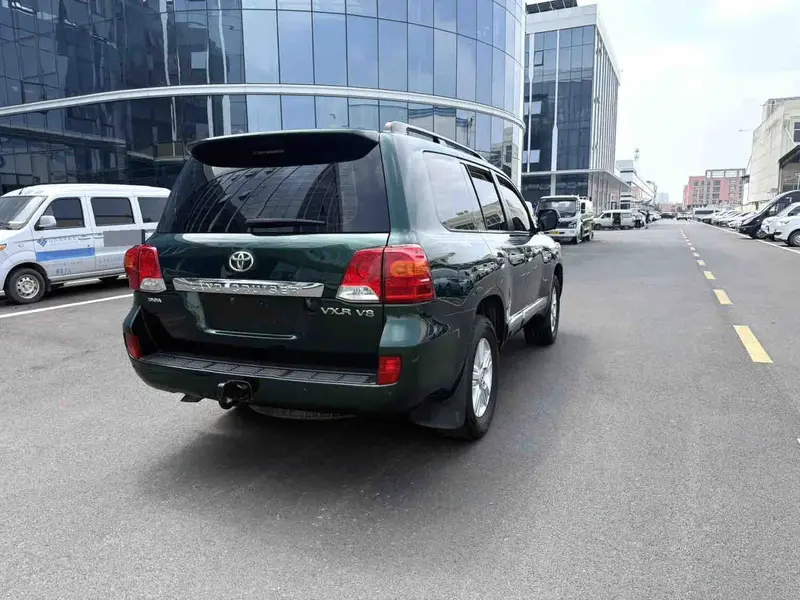 Vehicle photo 4