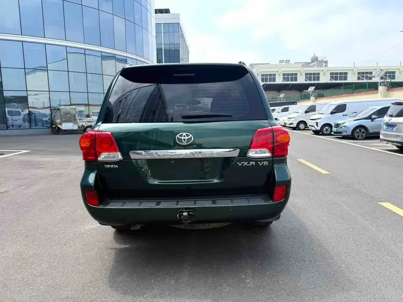 Vehicle photo 5