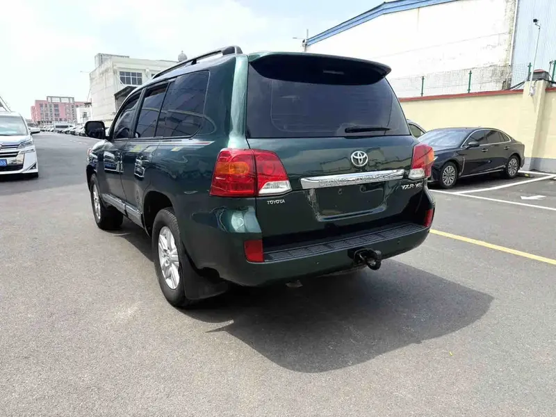 Vehicle photo 6