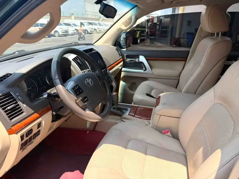 Vehicle photo 7