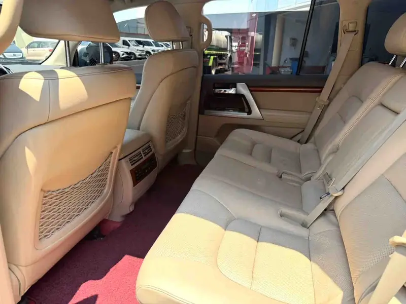 Vehicle photo 8