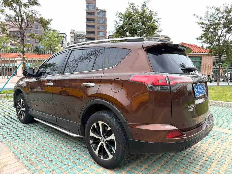 Vehicle photo 4