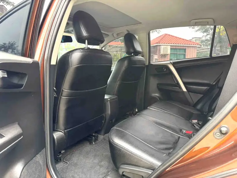 Vehicle photo 8