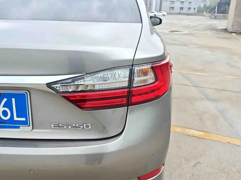 Vehicle photo 3