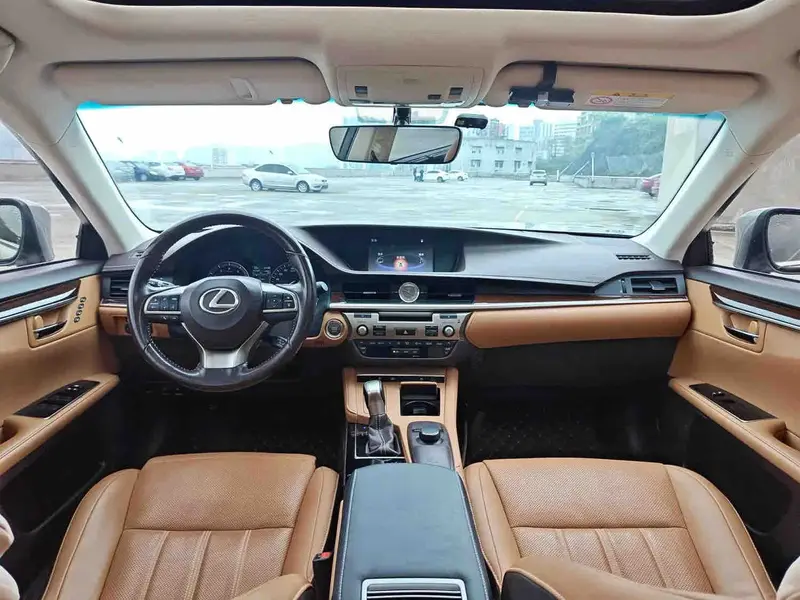 Vehicle photo 4