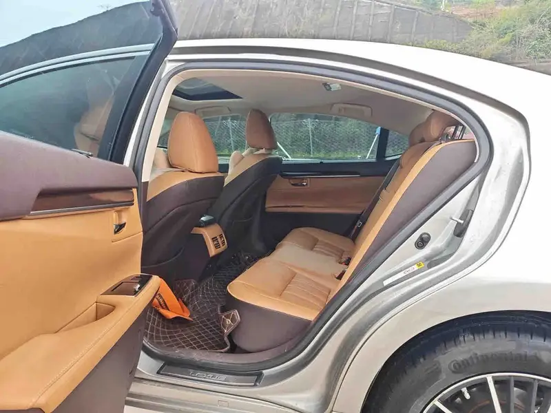 Vehicle photo 5