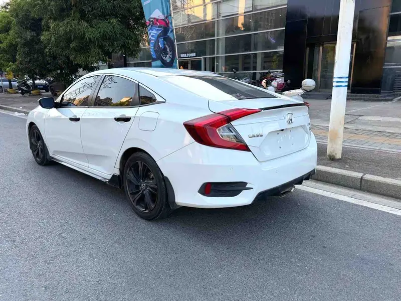 Vehicle photo 5