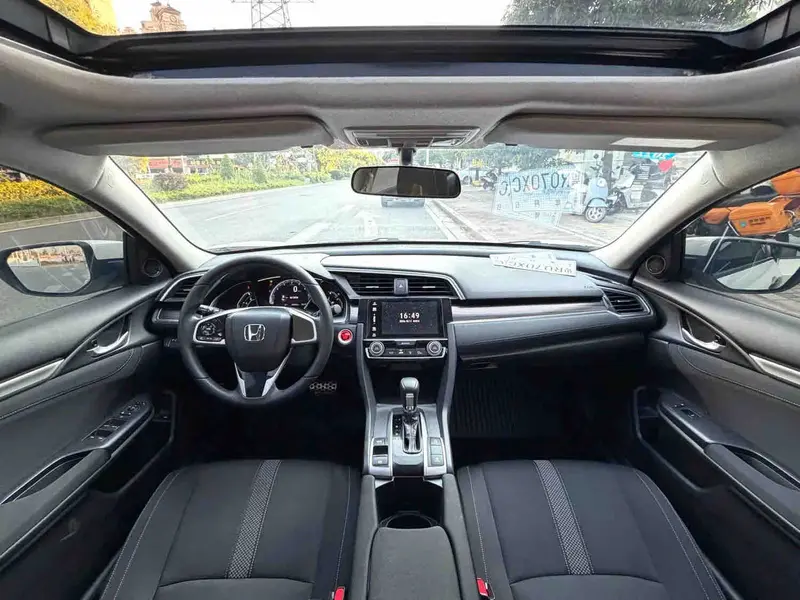Vehicle photo 7