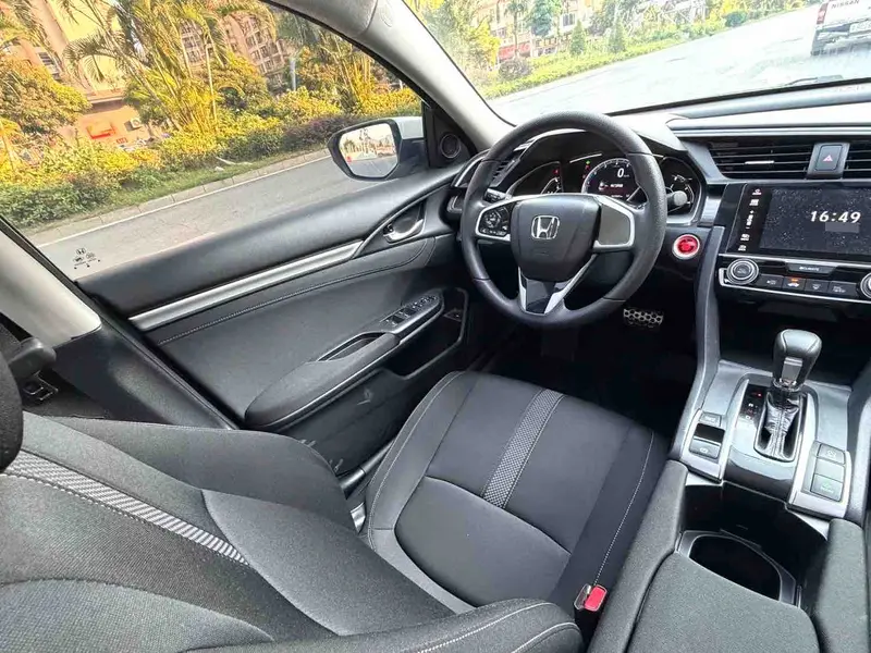 Vehicle photo 8