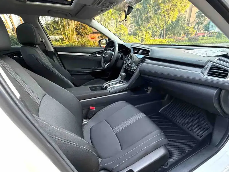 Vehicle photo 9